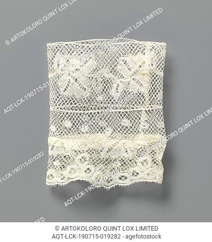 Spool lace cuff with ivy leaf, Natural spool lace cuff: Valenciennes lace. The cuff consists of two strips sewn together
