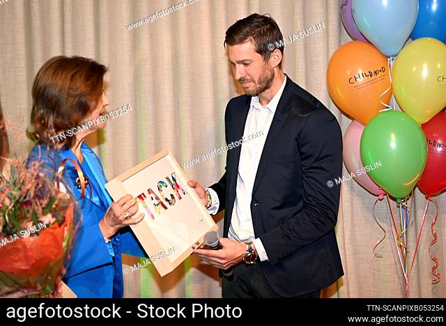 STOCKHOLM 20221208 Sweden's Queen Silvia and the winner of the Childhood Prize Andreas Carlson, a youth recreation leader at a school in Sundsvall