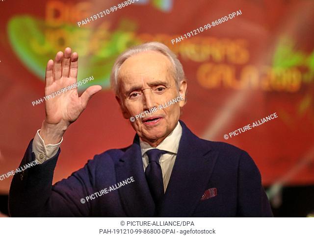 10 December 2019, Saxony, Leipzig: Star tenor Jose Carreras stands for a photo session on stage for the 25th José Carreras Gala. At the TV show on 12