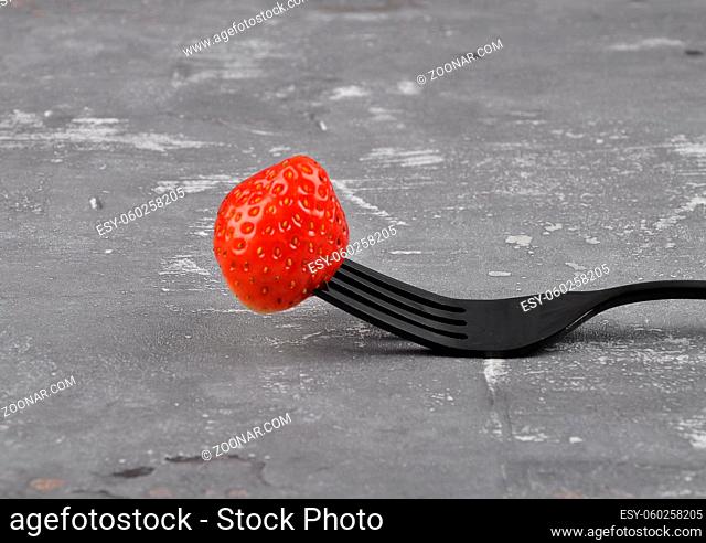 Erdbeere auf Beton - Strawberry on fork and concrete