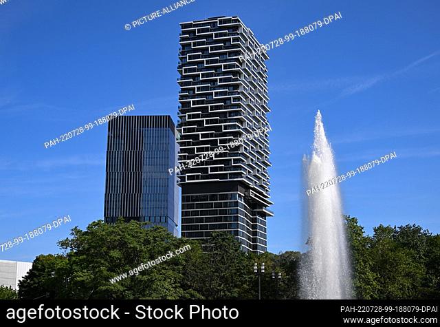 28 July 2022, Hessen, Frankfurt/Main: The ""One Forty West"" high-rise (l) and the ""Senckenberg Tower"" by Cyrus Moser Architects tower high in the...
