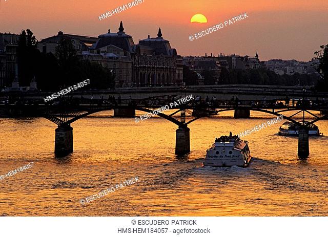 France, Paris, banks of the Seine river listed as World Heritage by UNESCO, Passerelle des Arts and Pont du Carrousel in the background