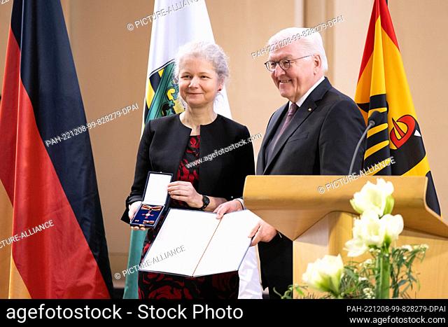 08 December 2022, Saxony, Freiberg: Federal President Frank-Walter Steinmeier awards the Cross of Merit with Ribbon to Julia Cissewski in St