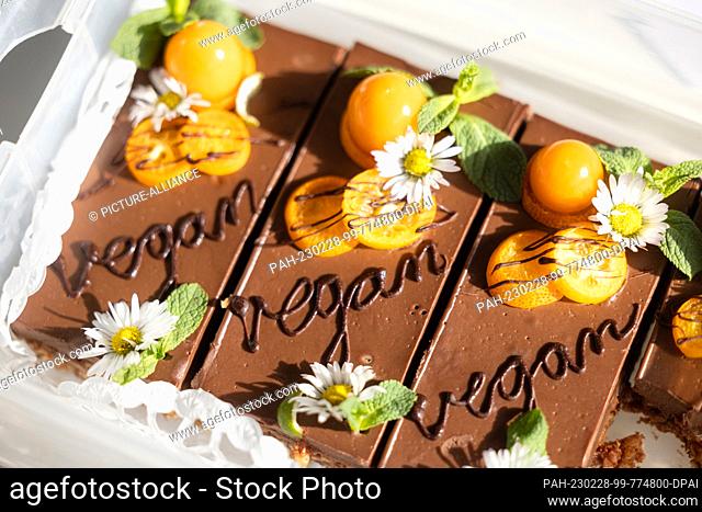 28 February 2023, Thuringia, Erfurt: ""Vegan"" is written on a sheet cake on display at the Thuringian Confectioners' Day as part of the Thuringia Exhibition