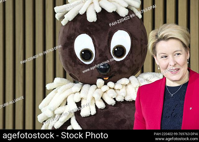 02 April 2022, Berlin: Before the start of the reading aloud world record attempt of LeseLounge e.V., Berlin's Governing Mayor Franziska Giffey (SPD) stands...