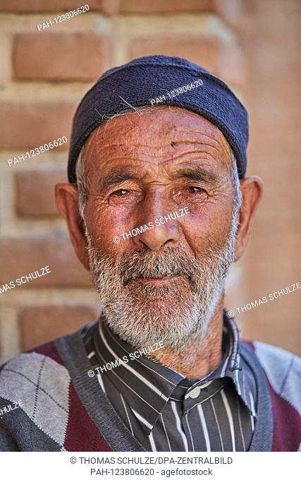 Portrait of an old man in the courtyard of the House of the Constitution (Khaneh-ye Mashrutiyat) in Tabriz, Iran, taken on 30.05.2017