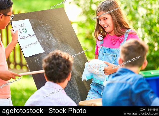 Gruppe Kinder macht eine Altglas Recycling Aktion im ökologischen Ferienlager