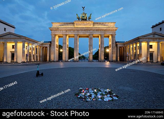Brandenburger Tor mit stiller Protestaeusserung und abgestelltem E-Roller auf dem Pariser Platz am fruehen Morgen, Berlin, Deutschland, Europa