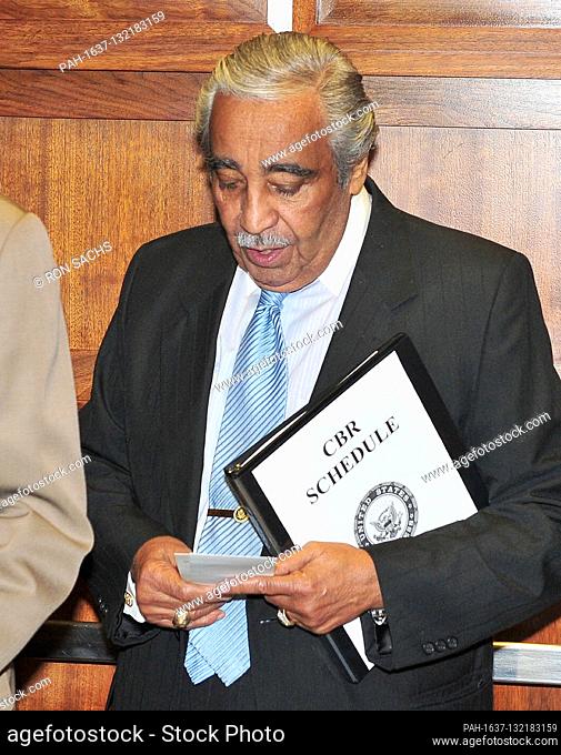 United States Representative Charlie Rangel (Democrat of New York) reads some notes in an elevator near at his Capitol Hill office on Wednesday, December 1