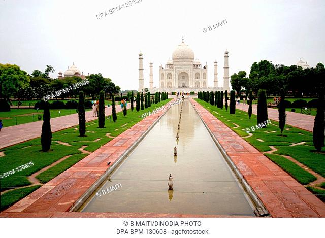Taj mahal ; Agra ; Uttar Pradesh ; India