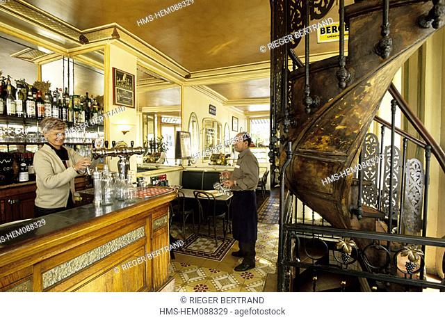 France, Paris (75), retro atmosphere in a restaurant brasserie on Louis-Philippe bridge