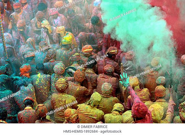 India, Uttar Pradesh State, in Barsana temple, musicians receive coloured powder during the Holi festival celebrations