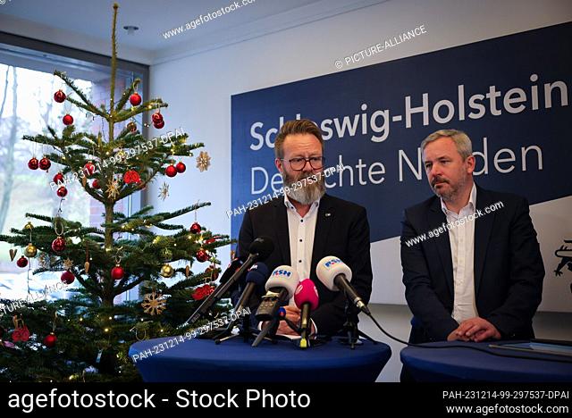 14 December 2023, Schleswig-Holstein, Kiel: Claus Ruhe Madsen (non-party, l), Minister for Economic Affairs, Transport, Employment