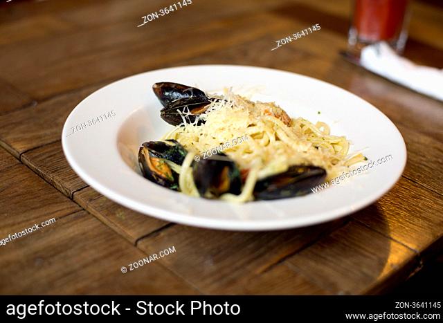 Foto of pasta on clams mix on dish