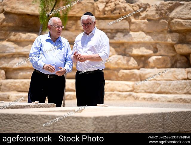 02 July 2021, Israel, Negev: Federal President Frank-Walter Steinmeier and Israeli President Reuven Rivlin (l) commemorate at the gravesite of the founder of...
