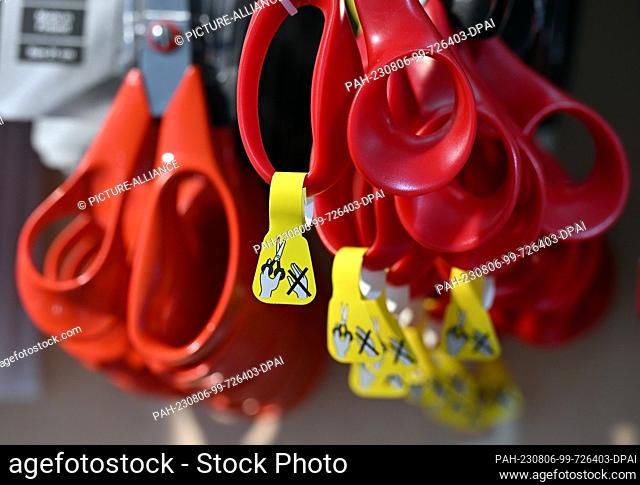PRODUCTION - 03 August 2023, Thuringia, Erfurt: Scissors for left-handed people can be found in the assortment of the left-handed store on the Krämerbrücke in...