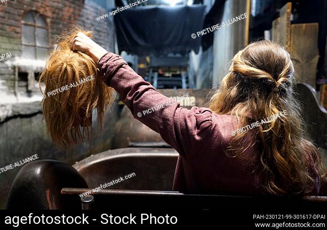 PRODUCTION - 19 January 2023, Hamburg: Actress Inga Rode holds the head of the pirate Klaus Störtebeker during the inventory at the Hamburg Dungeon in...