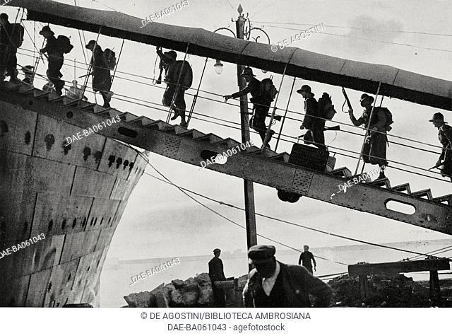 Black Shirts boarding for East Africa, photo by Bruni, from L'illustrazione Italiana, year LXII, n 8, February 24, 1935. DeA / Veneranda Biblioteca Ambrosiana