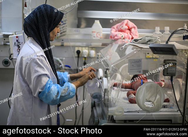 16 November 2023, Palestinian Territories, Khan Yunis: A newborn infant receives care inside an incubator at Nasser Hospital's nursery department