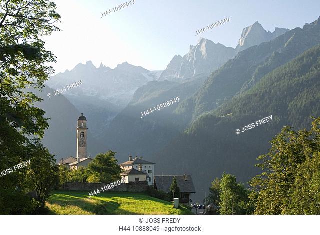Das Bergdorf Soglio im Bergell im Morgenlicht und von links nach rechts die Gipfel Sciora Dafora, Ago di Sciora, Sciora Dadent, Sciora-Gruppe