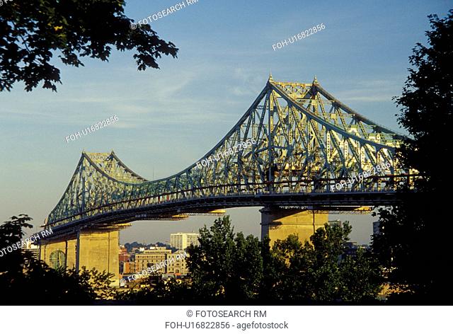 Canada, Montreal, Quebec, Pont Jacques Cartier (Jacques Cartier Bridge) crosses the St. Lawrence River (Fleuve Saint-Laurent) in Montreal