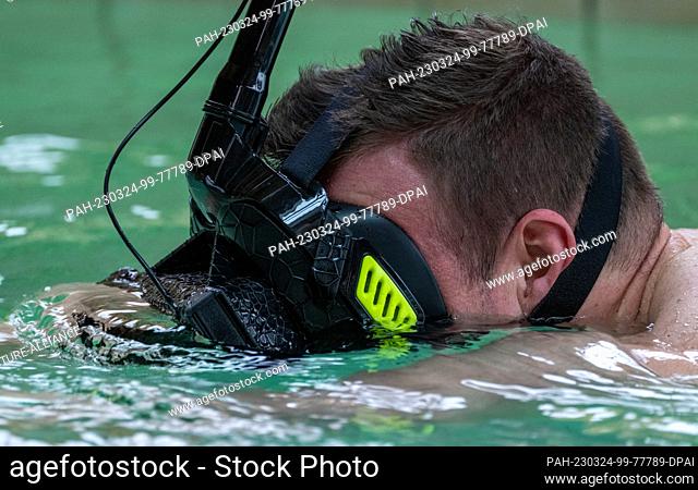 24 March 2023, Saxony-Anhalt, Halle (Saale): Former swimmer and world champion Paul Biedermann tests virtual snorkeling with VR goggles at the Maya mare...