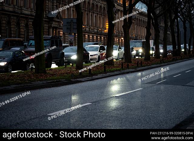 16 December 2023, Hamburg: Numerous vehicles are stuck in a traffic jam behind a grass verge next to the empty oncoming lane