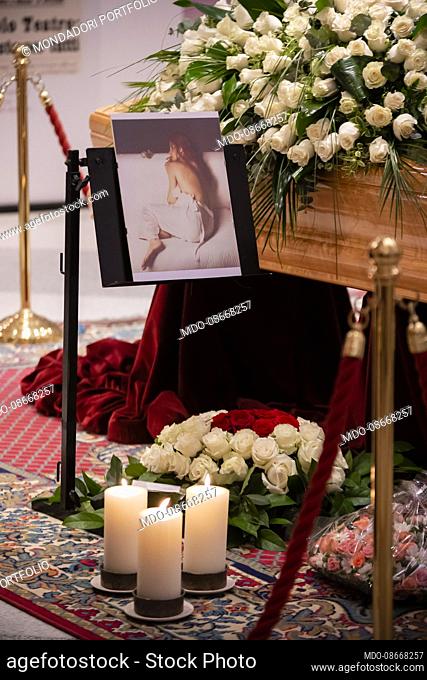 The last farewell to Milva at the funeral home set up in the foyer of the Strehler Theater in Milan, the artist's favorite place