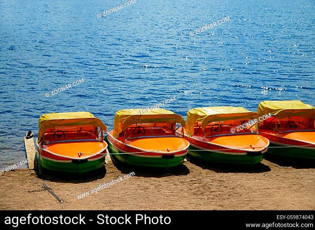 Tretboote am Ufer eines Sees im Schwarzwald