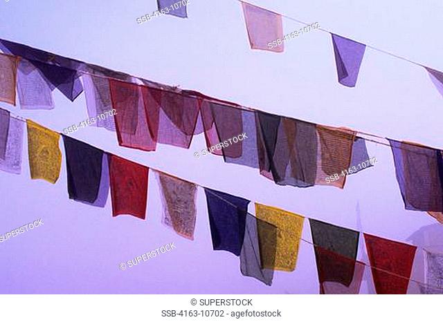 NEPAL, KATHMANDU, BOUDHNATH, TIBETAN TEMPLE IN FOG, PRAYER FLAGS