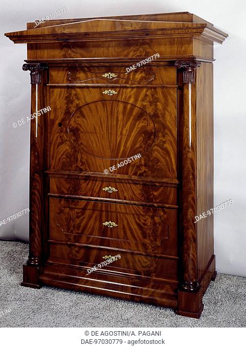 Biedermeier style secretary with mahogany veneer finish with exterior columns and clear wood inlays in the interior drawers, 1820-1830, closed