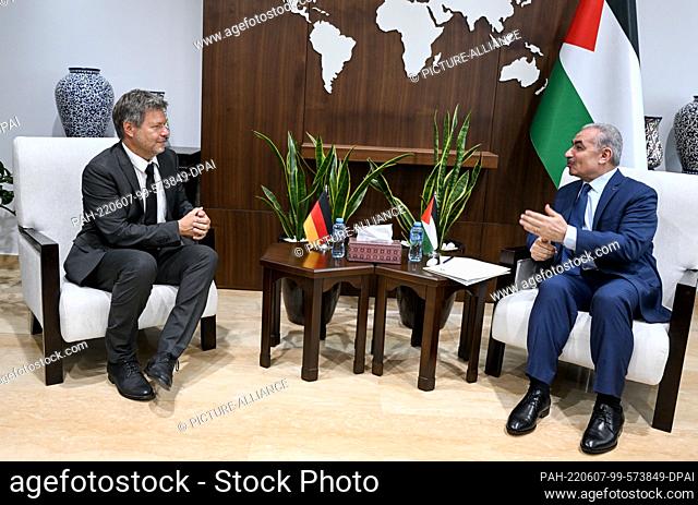 07 June 2022, Palestine. autonomous territories, Ramallah: Robert Habeck (Bündnis 90/Die Grünen), Vice Chancellor and Federal Minister for Economic Affairs and...
