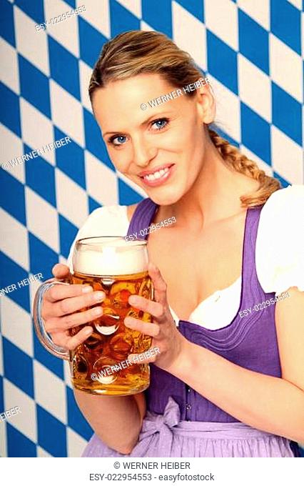 Frau in Tracht mit Bier