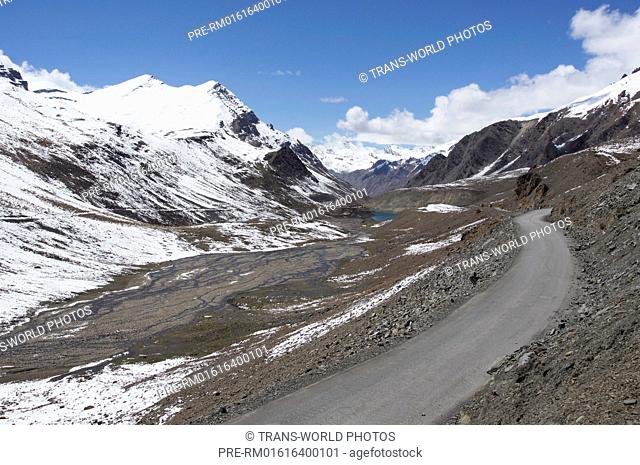 Landscape near Baralacha La Bara-Lacha-Pass, 4890m, Manali-Leh Highway, Lahaul and Spiti, Himachal Pradesh, India / Landschaft am Baralacha La Bara-Lacha-Pass