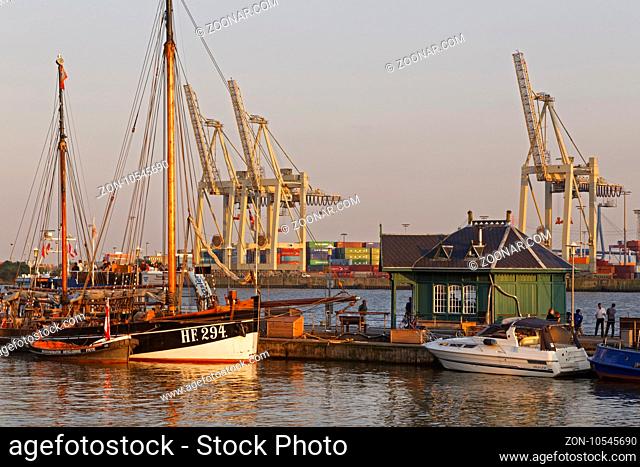 Historische Schiffe liegen im Museumshafen bei Övelgönne, Hamburg, Deutschland, Europa / Historic ships lying at museum harbour near Övelgönne, Hamburg, Germany