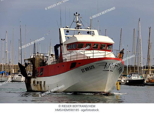 France, Herault, Sete, Vieux Port Old harbour, fishing return of a trawler