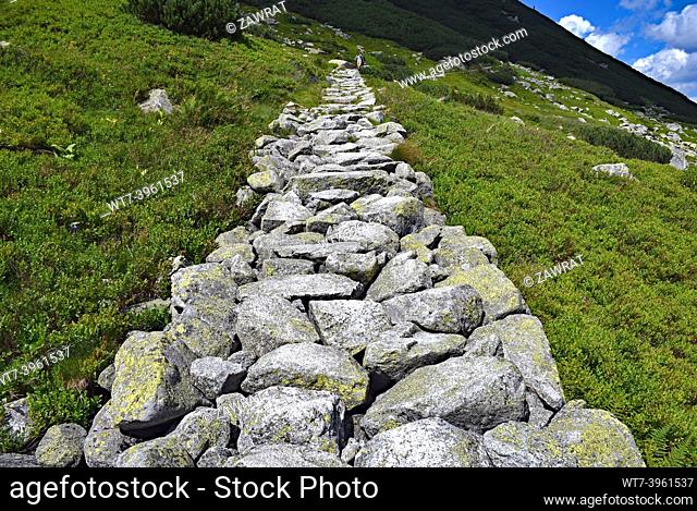 trail to Szpiglasowa Col, granite stones