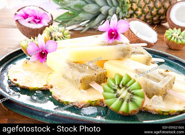 Hausgemachte Eis am Stiel mit Ananas, Kokos und Kiwi