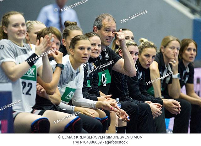Henk GROENER (mi., Coach, GER) sits on the bench and rubs his eyes, half figure, half figure, gesture, gesture, handball Women's European Championship...