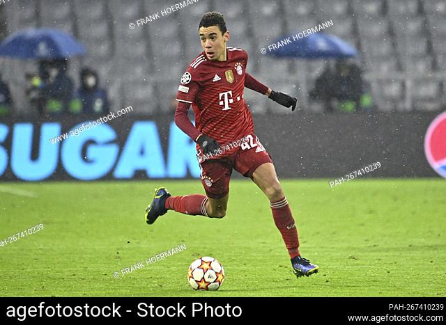 Jamal MUSIALA (FC Bayern Munich), action, single action, single image, cut out, whole body shot, whole figure. Soccer Champions League Group E / FC Bayern...