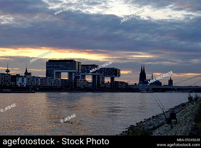 Germany, North Rhine-Westphalia, Cologne, crane houses, cathedral, Rhine, evening mood, cloudy