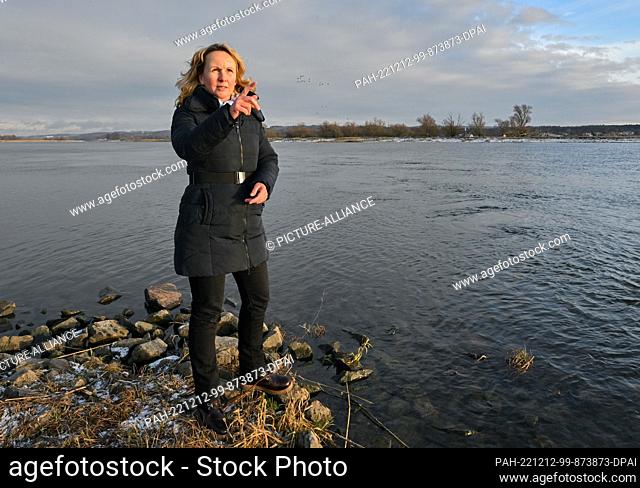 12 December 2022, Brandenburg, Criewen: Steffi Lemke (Greens), Federal Environment Minister, stands on the German-Polish border river Oder during her visit to...