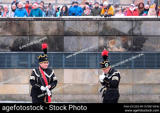 02 December 2023, Saxony, Chemnitz: Participants in a mountain parade prepare for their performance on Theaterplatz. The day before the first Advent
