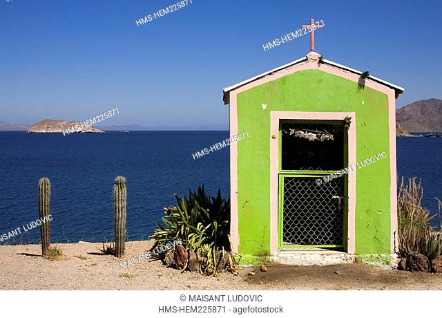 Mexico, Baja California Sur, Sea of Cortez listed as World Heritage by UNESCO, Bahia Concepcion, oratory at the edge of the road