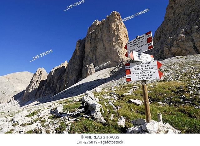 Signpost, Croda del Lago in background, Rosengarten group, Dolomites, Trentino-Alto Adige/South Tyrol, Italy