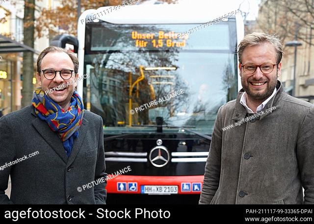 17 November 2021, Hamburg: Anjes Tjarks (r, Bündnis 90/Die Grünen), Senator for Transport and Mobility Change, and Henrik Falk, CEO of Hamburger Hochbahn AG