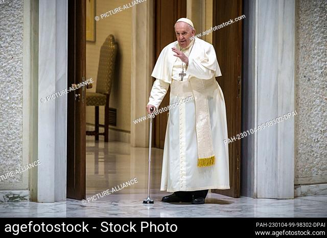 04 January 2023, Vatican, Vatikanstadt: Pope Francis attends the general audience at the Vatican. Pope Francis presides over Requiem Mass for the late Pope...