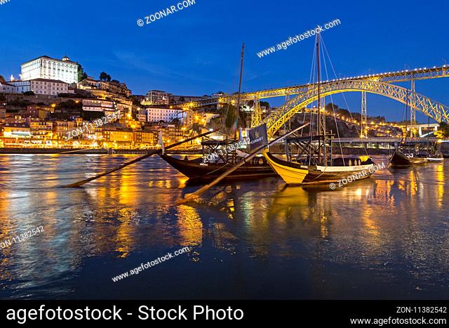 Rabelo Boote, Portweinboote auf dem Rio Douro bei Nacht, Fluss Douro, Porto, Portugal, Europa / Rabelo boats, port wine boats at night, Rio Douro, Douro River