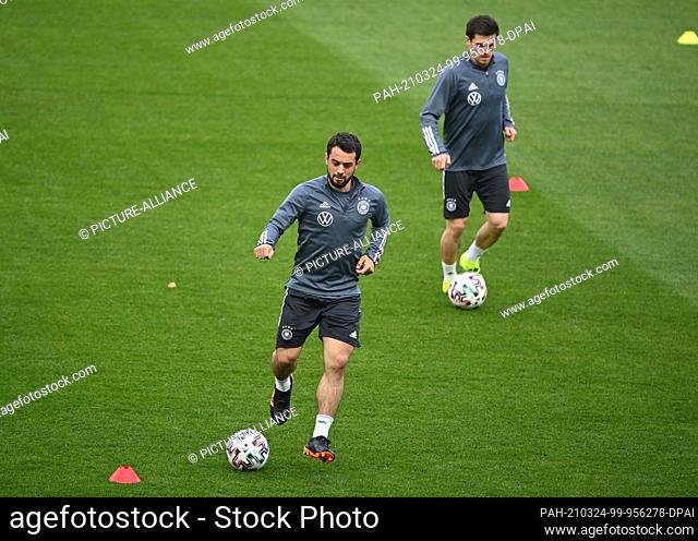 24 March 2021, North Rhine-Westphalia, Duisburg: Football: National team, final training session National team before the World Cup qualifier against Iceland