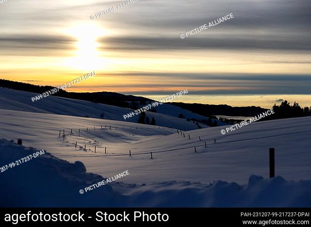 07 December 2023, Baden-Württemberg, Oberried: A thick blanket of snow covers a pasture on the Schauinsland. Due to an inversion